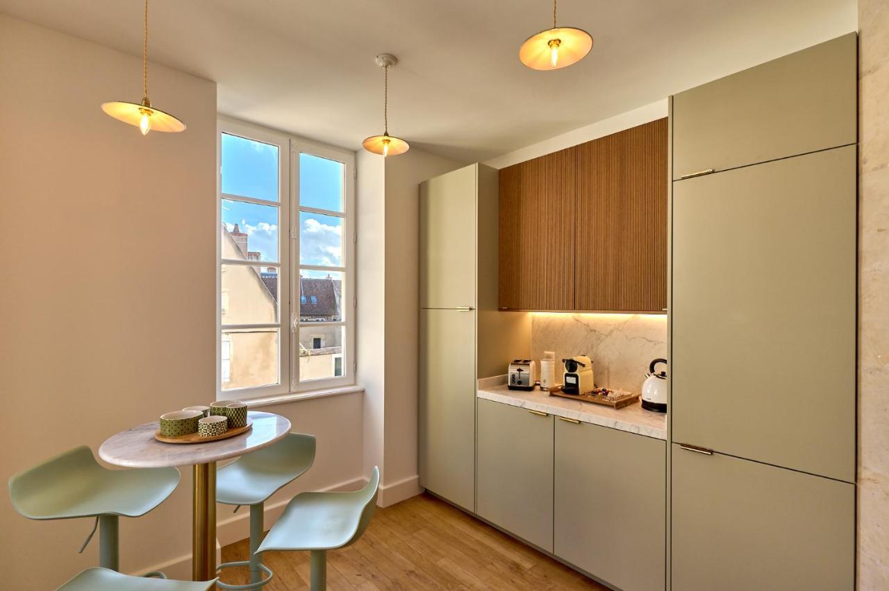 Les Suites Du Palais: Luxe 4-Star Apartment with Cathedral Views Nevers Exterior photo